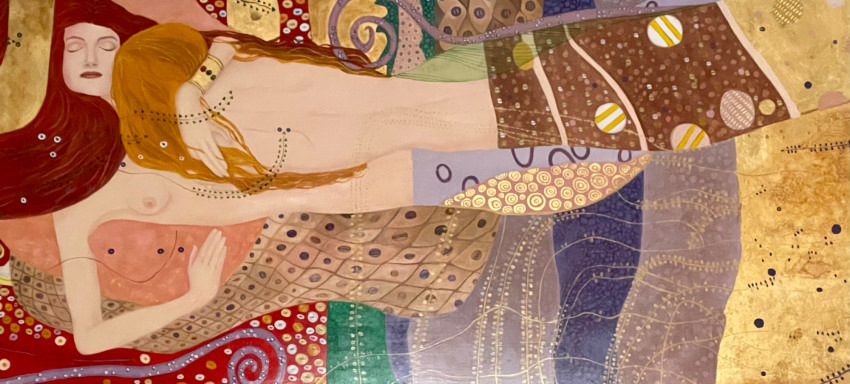 Pareja abrazada sobre un fondo decorativo con formas y colores vibrantes.