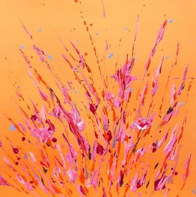 Estallido de flores en tonos rosas sobre un fondo naranja vibrante.