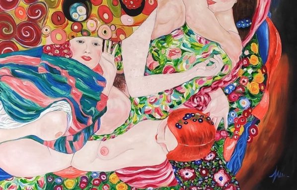 Dos mujeres desnudas en un fondo colorido, con patrones florales vibrantes.