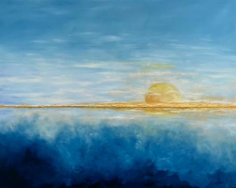 Amanecer sobre un océano azul, con un sol dorado en el horizonte.