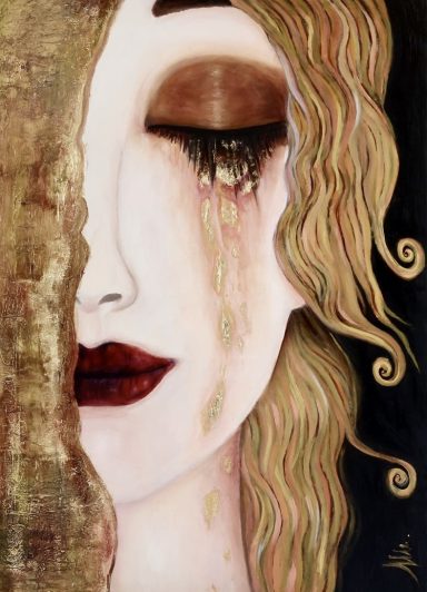 Rostro de mujer con lágrima en la mejilla, fondo oscuro y detalles dorados.