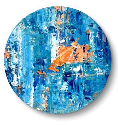 Abstracto en tonos azules y naranjas con texturas y formas dinámicas.