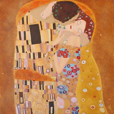 Pareja abrazada con patrones decorativos y colores cálidos en un fondo dorado.