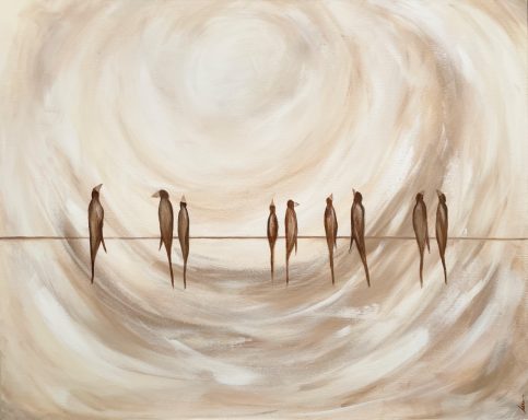 Grupo de siluetas de pájaros en un cable, con fondo abstracto en tonos cálidos.