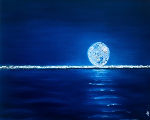 Luna brillante reflejada en un océano sereno, bajo un cielo azul profundo.