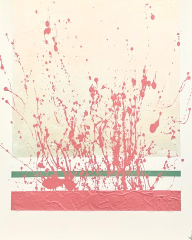 Salpicaduras de color rosa sobre fondo claro con franjas verde y rosa en la parte inferior.