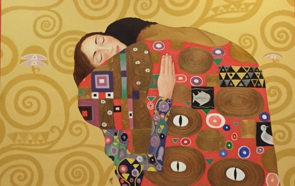 Una pareja abrazada, rodeada de patrones decorativos y un fondo dorado.