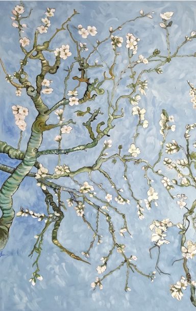 Rama de almendro en flor sobre fondo azul, con flores rosas y troncos verdes.