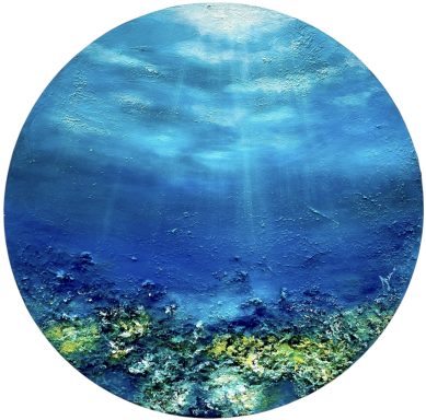 Fondo marino con luz que se filtra y vegetación submarina colorida.