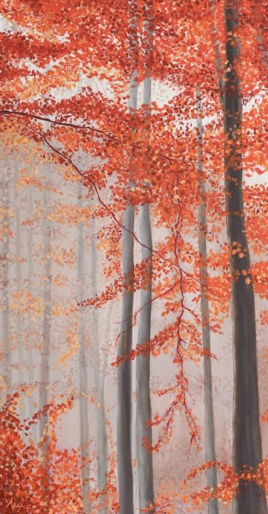 Bosque con árboles altos y hojas rojas, creando un ambiente otoñal.