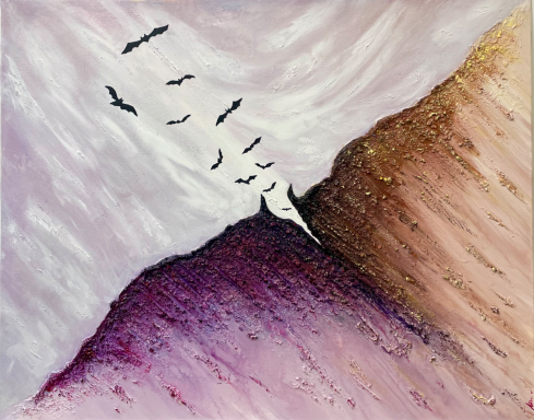 Montañas en tonos morados y marrones con aves volando sobre el horizonte.